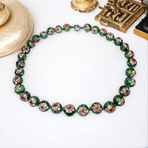 Gorgeous Vintage Hand Knotted Vibrant Emerald Green Cloisonne Bead Necklace! - Picture 2 of 5